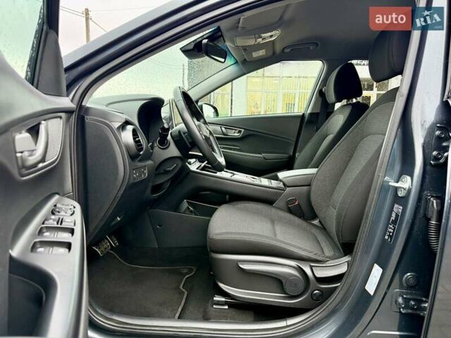 Серый Хендай Kona, объемом двигателя 0 л и пробегом 74 тыс. км за 15250 $, фото 42 на Automoto.ua