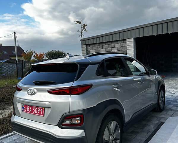 Серый Хендай Kona, объемом двигателя 0 л и пробегом 38 тыс. км за 19500 $, фото 4 на Automoto.ua