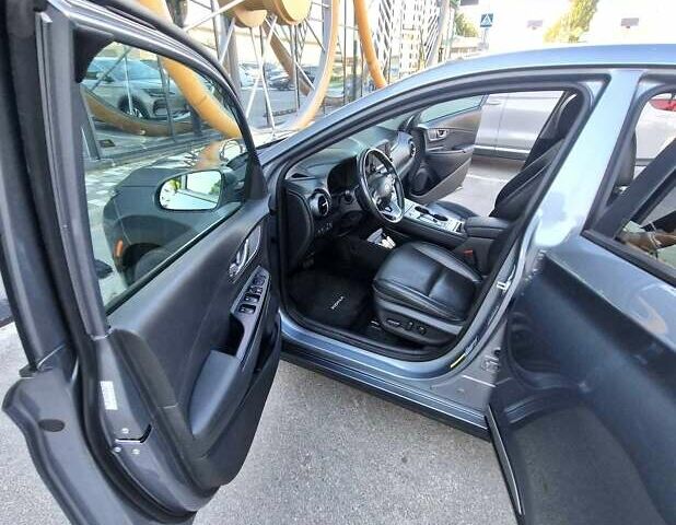 Серый Хендай Kona, объемом двигателя 0 л и пробегом 79 тыс. км за 18900 $, фото 19 на Automoto.ua