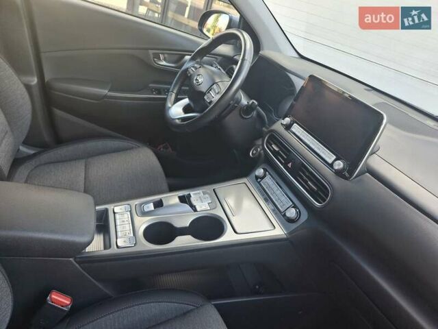 Серый Хендай Kona, объемом двигателя 0 л и пробегом 51 тыс. км за 16700 $, фото 24 на Automoto.ua