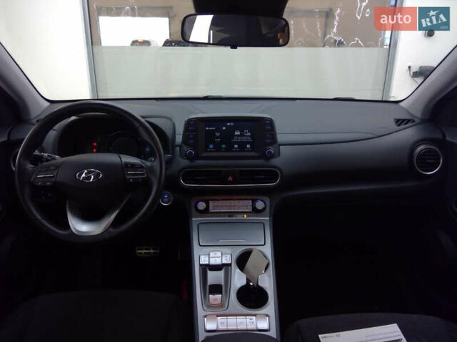 Серый Хендай Kona, объемом двигателя 0 л и пробегом 102 тыс. км за 16300 $, фото 5 на Automoto.ua