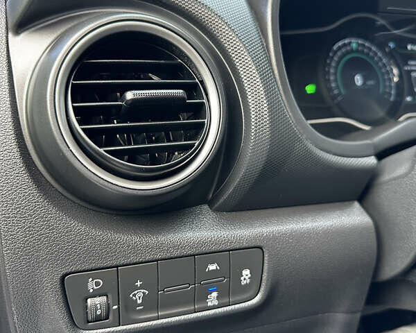 Серый Хендай Kona, объемом двигателя 0 л и пробегом 40 тыс. км за 18200 $, фото 7 на Automoto.ua