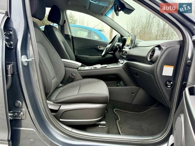 Серый Хендай Kona, объемом двигателя 0 л и пробегом 74 тыс. км за 15250 $, фото 70 на Automoto.ua