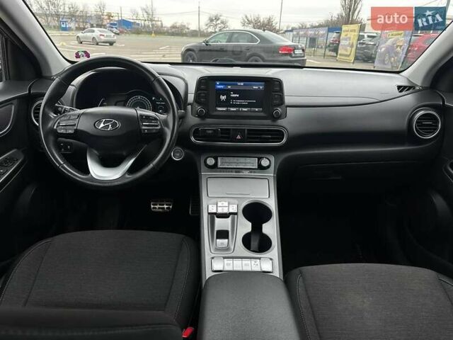 Серый Хендай Kona, объемом двигателя 0 л и пробегом 95 тыс. км за 17200 $, фото 9 на Automoto.ua