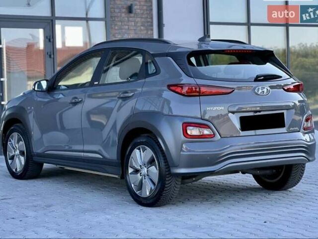 Серый Хендай Kona, объемом двигателя 0 л и пробегом 27 тыс. км за 15600 $, фото 3 на Automoto.ua