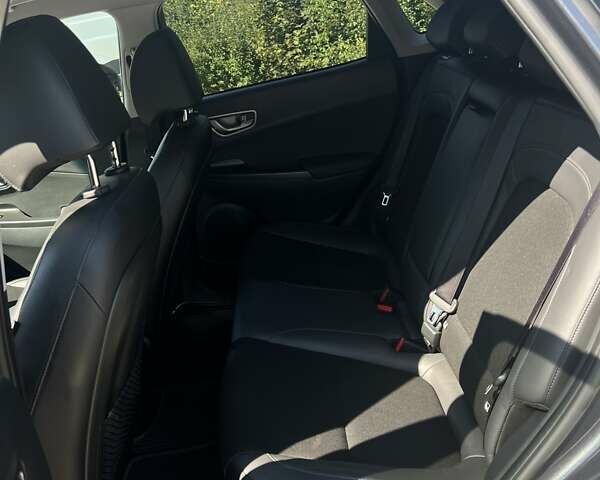 Серый Хендай Kona, объемом двигателя 0 л и пробегом 30 тыс. км за 21100 $, фото 32 на Automoto.ua