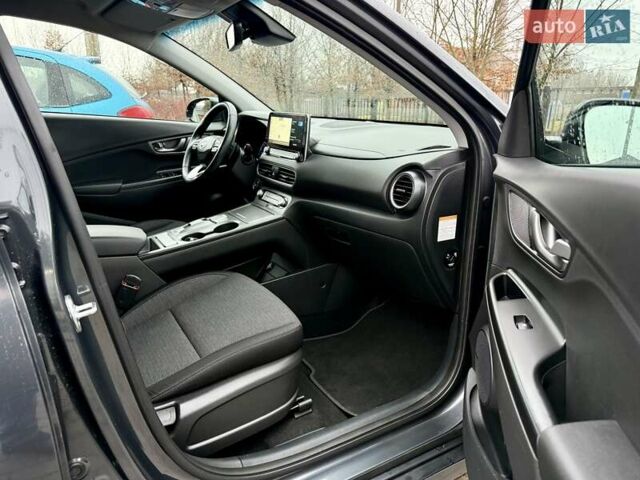 Серый Хендай Kona, объемом двигателя 0 л и пробегом 74 тыс. км за 15250 $, фото 69 на Automoto.ua