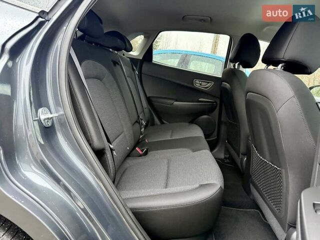 Серый Хендай Kona, объемом двигателя 0 л и пробегом 74 тыс. км за 15250 $, фото 82 на Automoto.ua