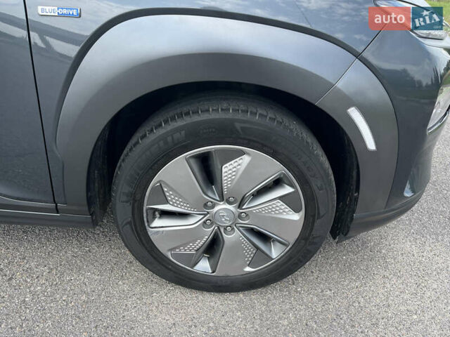 Серый Хендай Kona, объемом двигателя 0 л и пробегом 49 тыс. км за 15199 $, фото 24 на Automoto.ua