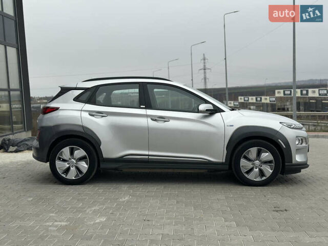 Серый Хендай Kona, объемом двигателя 0 л и пробегом 62 тыс. км за 18900 $, фото 5 на Automoto.ua