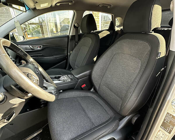 Серый Хендай Kona, объемом двигателя 0 л и пробегом 38 тыс. км за 19500 $, фото 20 на Automoto.ua