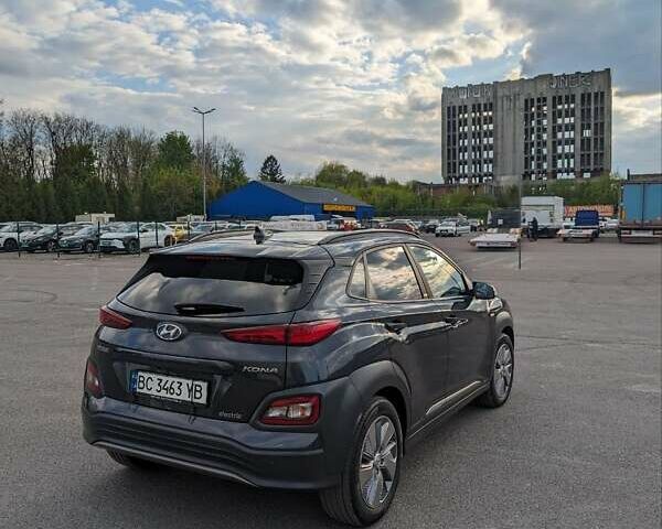 Сірий Хендай Kona, об'ємом двигуна 0 л та пробігом 54 тис. км за 21500 $, фото 3 на Automoto.ua