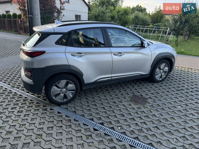 Сірий Хендай Kona, об'ємом двигуна 0 л та пробігом 91 тис. км за 16999 $, фото 7 на Automoto.ua