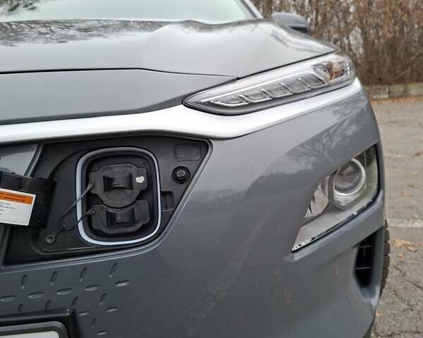 Сірий Хендай Kona, об'ємом двигуна 0 л та пробігом 86 тис. км за 15200 $, фото 6 на Automoto.ua