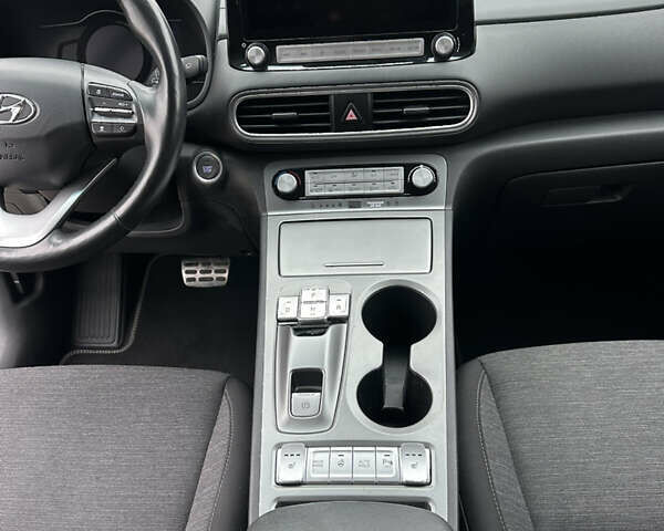 Серый Хендай Kona, объемом двигателя 0 л и пробегом 62 тыс. км за 18900 $, фото 44 на Automoto.ua