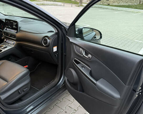 Сірий Хендай Kona, об'ємом двигуна 0 л та пробігом 98 тис. км за 17900 $, фото 24 на Automoto.ua