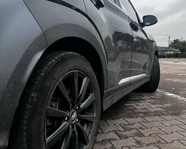 Серый Хендай Kona, объемом двигателя 0 л и пробегом 98 тыс. км за 17700 $, фото 3 на Automoto.ua