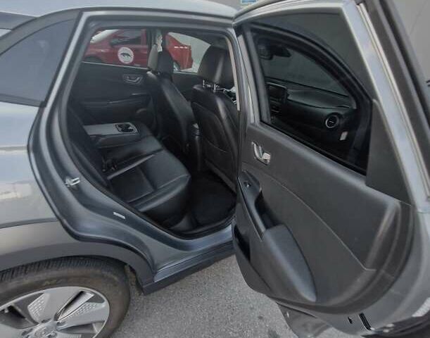 Серый Хендай Kona, объемом двигателя 0 л и пробегом 79 тыс. км за 18900 $, фото 20 на Automoto.ua