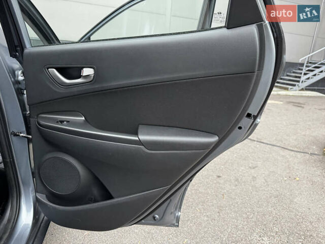 Сірий Хендай Kona, об'ємом двигуна 1.6 л та пробігом 32 тис. км за 18999 $, фото 17 на Automoto.ua