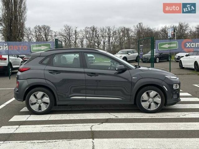 Серый Хендай Kona, объемом двигателя 0 л и пробегом 95 тыс. км за 17200 $, фото 3 на Automoto.ua