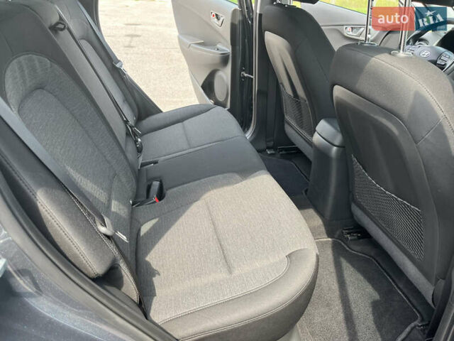 Сірий Хендай Kona, об'ємом двигуна 0 л та пробігом 50 тис. км за 14999 $, фото 34 на Automoto.ua