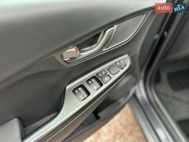Сірий Хендай Kona, об'ємом двигуна 0 л та пробігом 61 тис. км за 18800 $, фото 16 на Automoto.ua