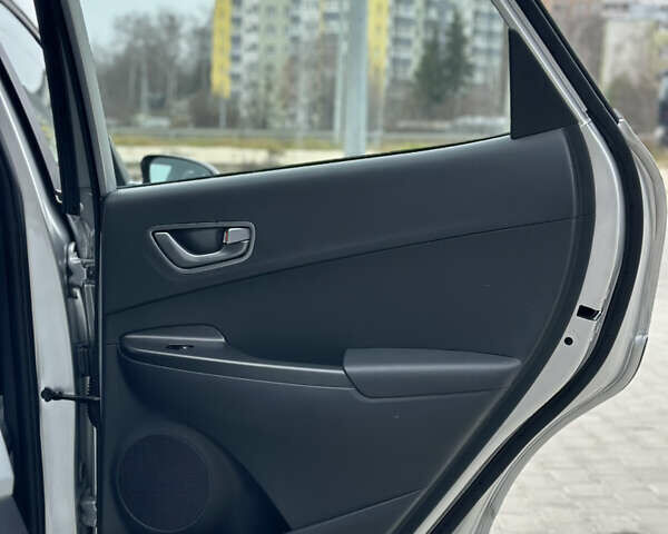 Серый Хендай Kona, объемом двигателя 0 л и пробегом 62 тыс. км за 18900 $, фото 40 на Automoto.ua