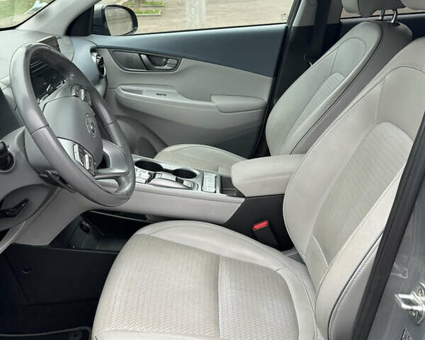 Серый Хендай Kona, объемом двигателя 0 л и пробегом 136 тыс. км за 19300 $, фото 9 на Automoto.ua