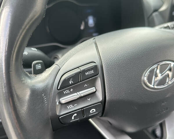 Сірий Хендай Kona, об'ємом двигуна 0 л та пробігом 56 тис. км за 17900 $, фото 14 на Automoto.ua