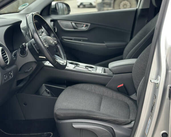 Серый Хендай Kona, объемом двигателя 0 л и пробегом 62 тыс. км за 18900 $, фото 24 на Automoto.ua