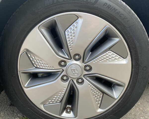 Серый Хендай Kona, объемом двигателя 0 л и пробегом 65 тыс. км за 18000 $, фото 12 на Automoto.ua