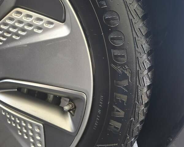 Серый Хендай Kona, объемом двигателя 0 л и пробегом 51 тыс. км за 16700 $, фото 37 на Automoto.ua