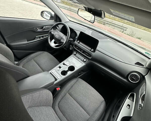 Серый Хендай Kona, объемом двигателя 0 л и пробегом 62 тыс. км за 18900 $, фото 48 на Automoto.ua