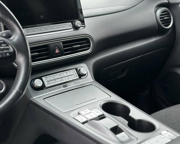 Серый Хендай Kona, объемом двигателя 0 л и пробегом 62 тыс. км за 18900 $, фото 45 на Automoto.ua