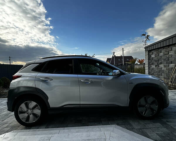 Серый Хендай Kona, объемом двигателя 0 л и пробегом 38 тыс. км за 19500 $, фото 35 на Automoto.ua