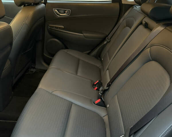 Сірий Хендай Kona, об'ємом двигуна 0 л та пробігом 98 тис. км за 17900 $, фото 20 на Automoto.ua