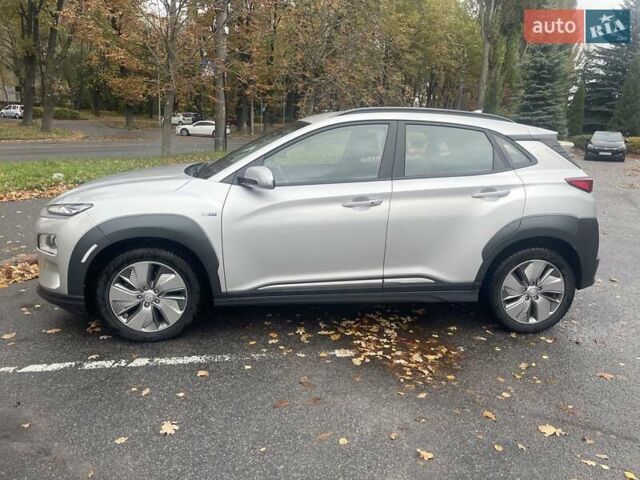 Серый Хендай Kona, объемом двигателя 0 л и пробегом 114 тыс. км за 17100 $, фото 2 на Automoto.ua