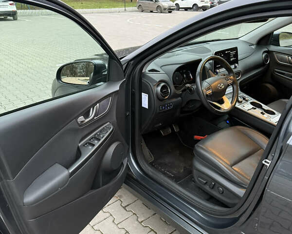 Сірий Хендай Kona, об'ємом двигуна 0 л та пробігом 98 тис. км за 17900 $, фото 11 на Automoto.ua