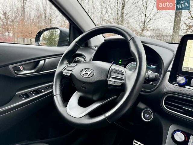 Серый Хендай Kona, объемом двигателя 0 л и пробегом 74 тыс. км за 15250 $, фото 76 на Automoto.ua