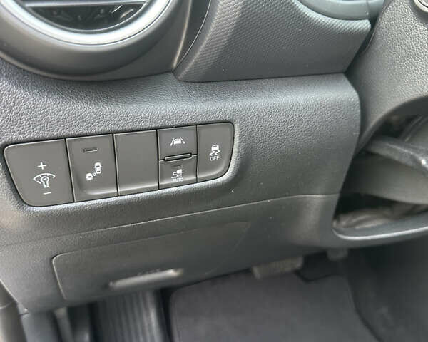 Сірий Хендай Kona, об'ємом двигуна 0 л та пробігом 56 тис. км за 17900 $, фото 15 на Automoto.ua