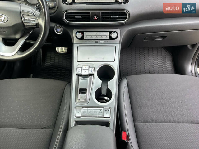 Серый Хендай Kona, объемом двигателя 0 л и пробегом 117 тыс. км за 17500 $, фото 21 на Automoto.ua