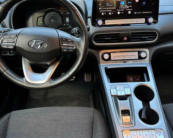 Серый Хендай Kona, объемом двигателя 0 л и пробегом 23 тыс. км за 16900 $, фото 5 на Automoto.ua