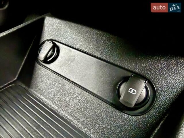 Серый Хендай Kona, объемом двигателя 0 л и пробегом 74 тыс. км за 15250 $, фото 78 на Automoto.ua