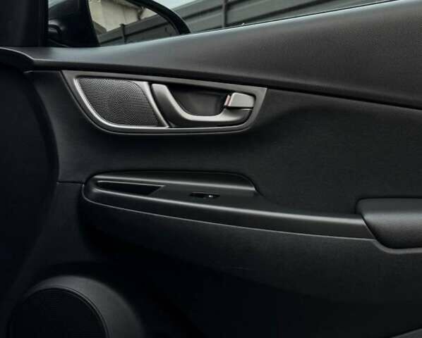 Серый Хендай Kona, объемом двигателя 0 л и пробегом 72 тыс. км за 17500 $, фото 43 на Automoto.ua