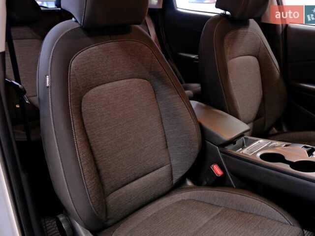 Серый Хендай Kona, объемом двигателя 0 л и пробегом 88 тыс. км за 20300 $, фото 45 на Automoto.ua