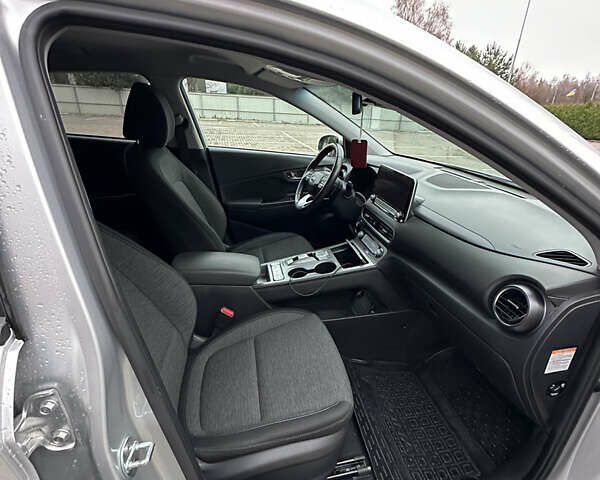 Серый Хендай Kona, объемом двигателя 0 л и пробегом 38 тыс. км за 18999 $, фото 12 на Automoto.ua