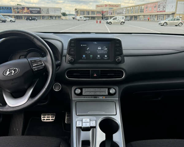 Серый Хендай Kona, объемом двигателя 0 л и пробегом 52 тыс. км за 16300 $, фото 16 на Automoto.ua