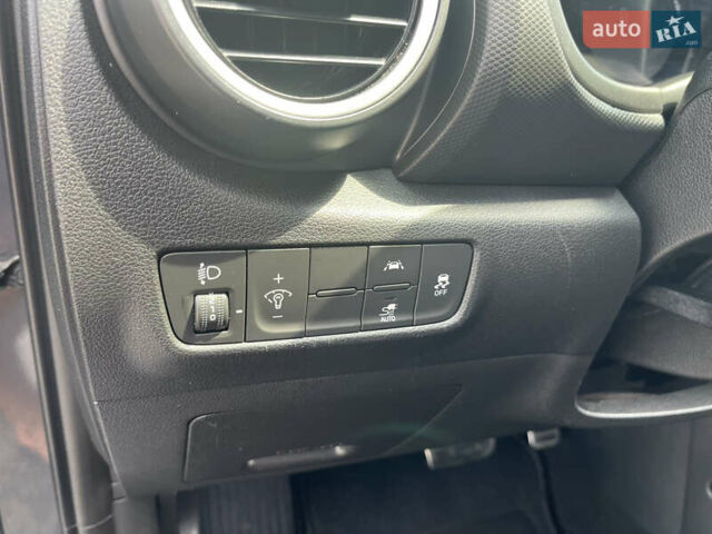 Сірий Хендай Kona, об'ємом двигуна 0 л та пробігом 50 тис. км за 14999 $, фото 43 на Automoto.ua