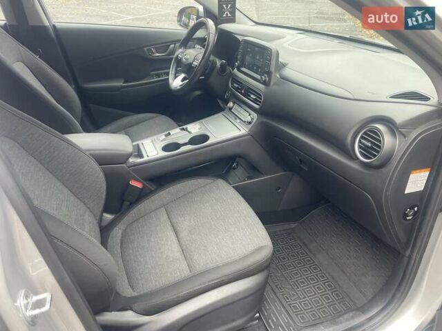 Серый Хендай Kona, объемом двигателя 0 л и пробегом 114 тыс. км за 17100 $, фото 46 на Automoto.ua