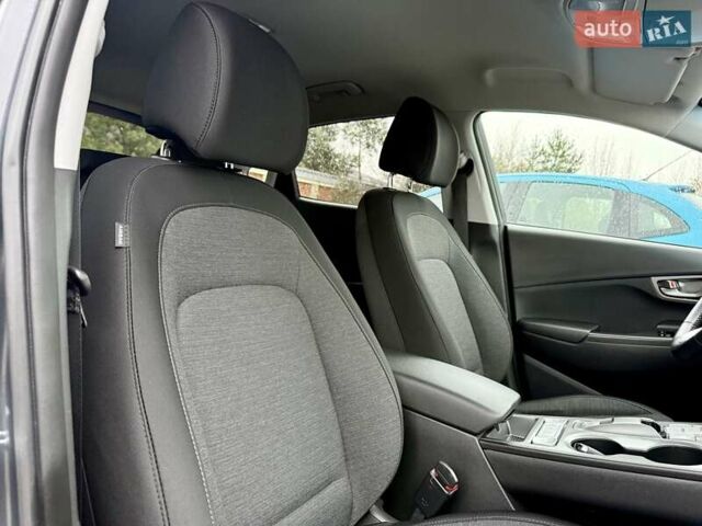 Серый Хендай Kona, объемом двигателя 0 л и пробегом 74 тыс. км за 15250 $, фото 73 на Automoto.ua